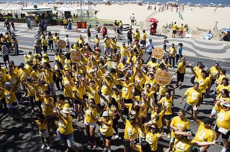 Na orla de Copacabana, grupo faz campanha de prevenção ao suicídio